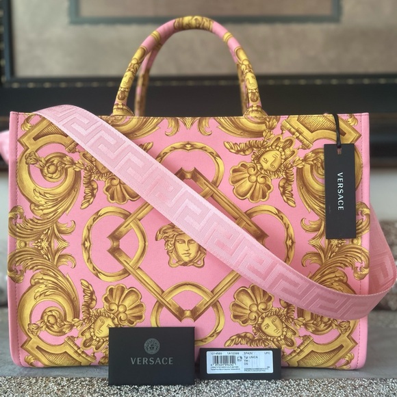 LIVE Luxury Handbag & Accessories Show •LV • Chanel • Dior • Gucci & More - Picture 13 of 15